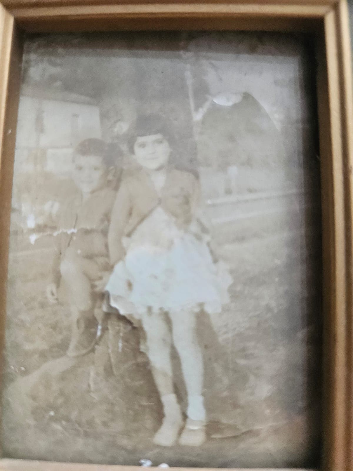 Foto de família antiga, desbotada e com manchas